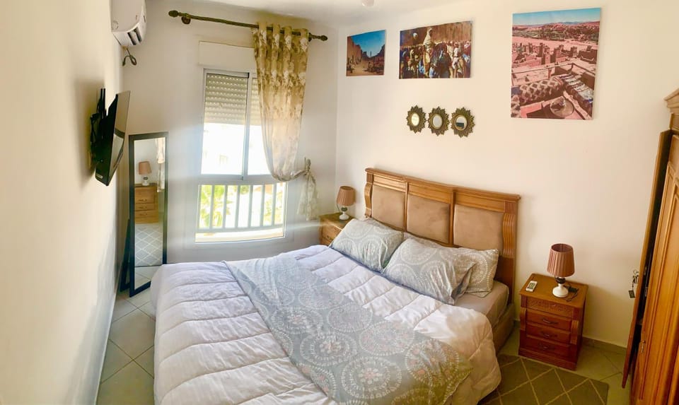Bed, TV and multimedia, Bedroom