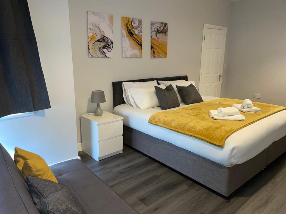 Bed, Photo of the whole room, Bedroom, towels