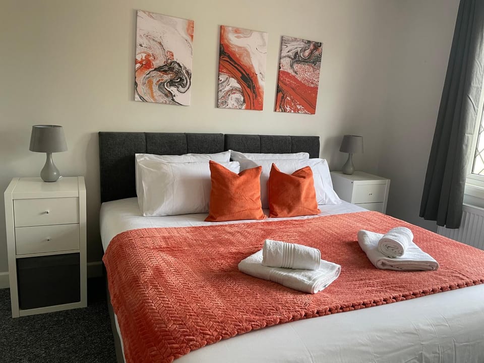 Bed, Photo of the whole room, Bedroom, towels
