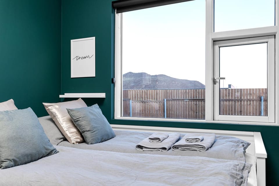 Bed, Bedroom, Mountain view, towels