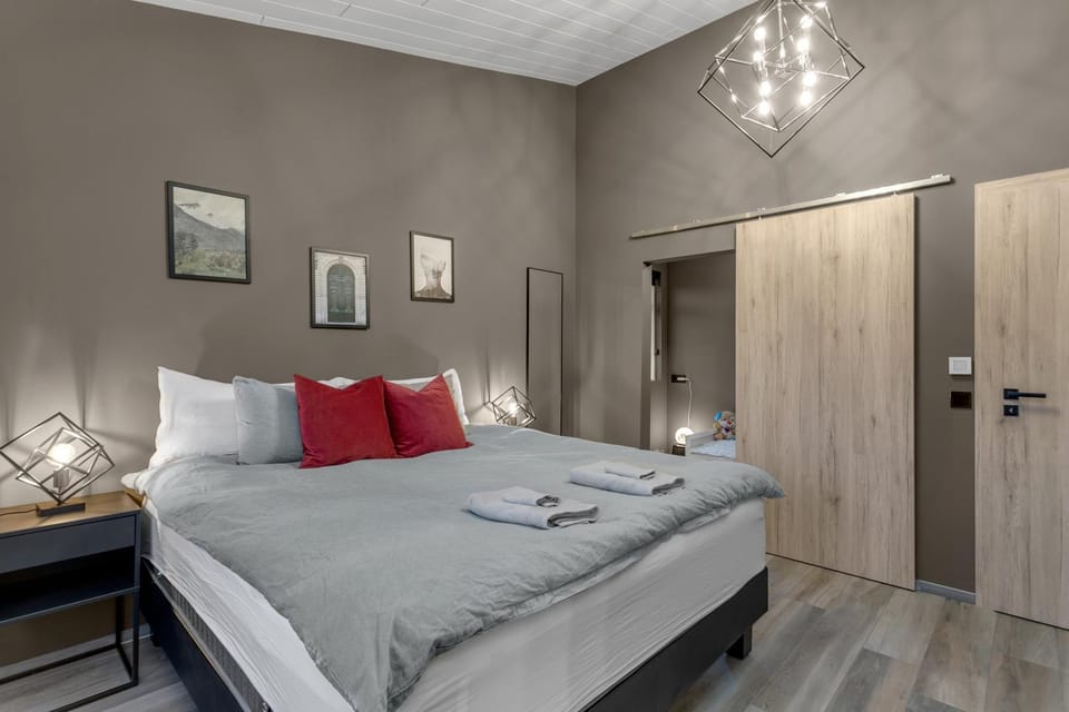 Bed, Photo of the whole room, Bedroom, towels