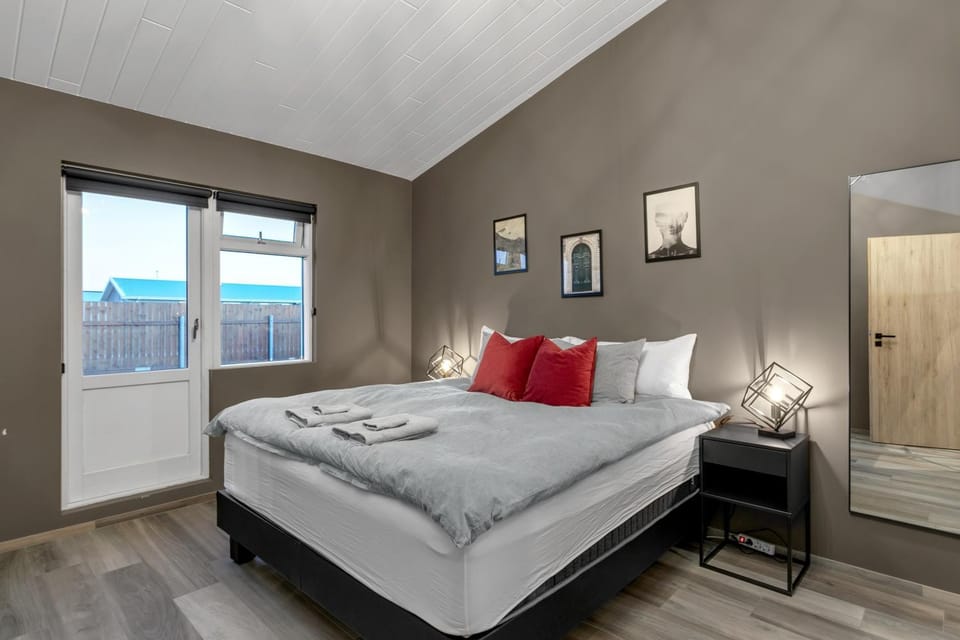 Bed, Bedroom, towels