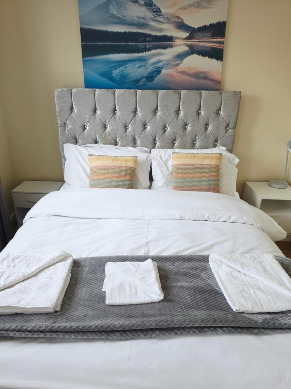 Dartford Cosy and Spacious 3BR 4 beds, superfast Wifi driveway and plenty free parking M25 j 1 Tilbury Bluewater Family Contractors Teams Friends Relocation Emergencies Apartment in Dartford