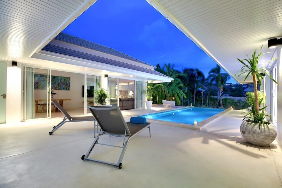 Balcony/Terrace, Pool view, Swimming pool, sunbed