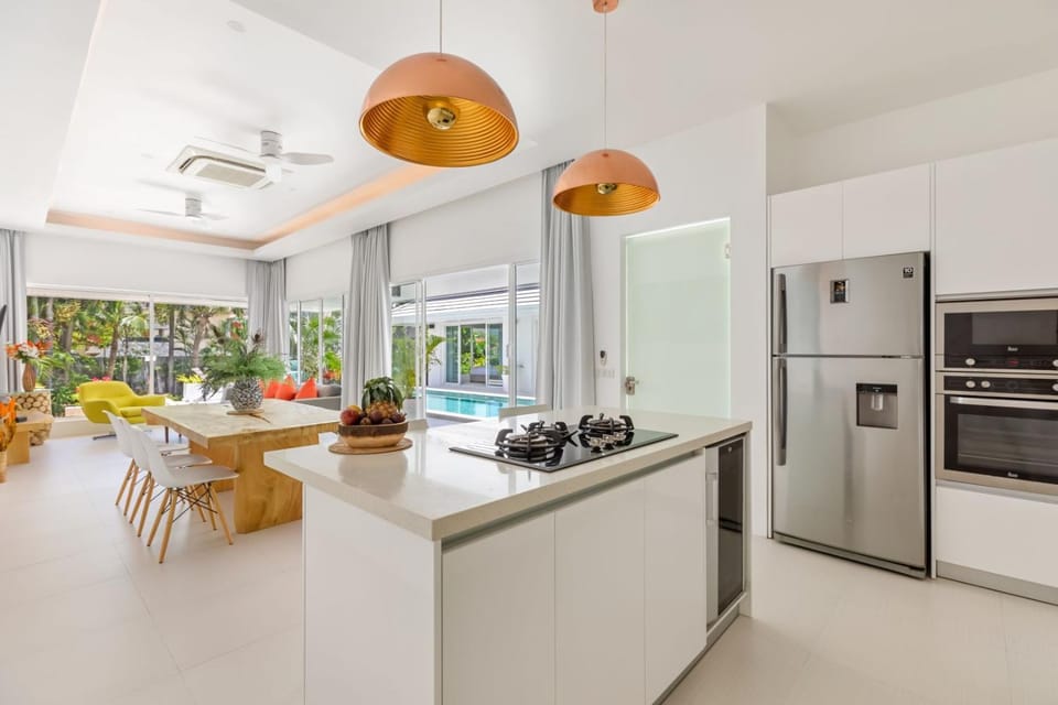 Kitchen or kitchenette, Dining area, minibar, pet friendly