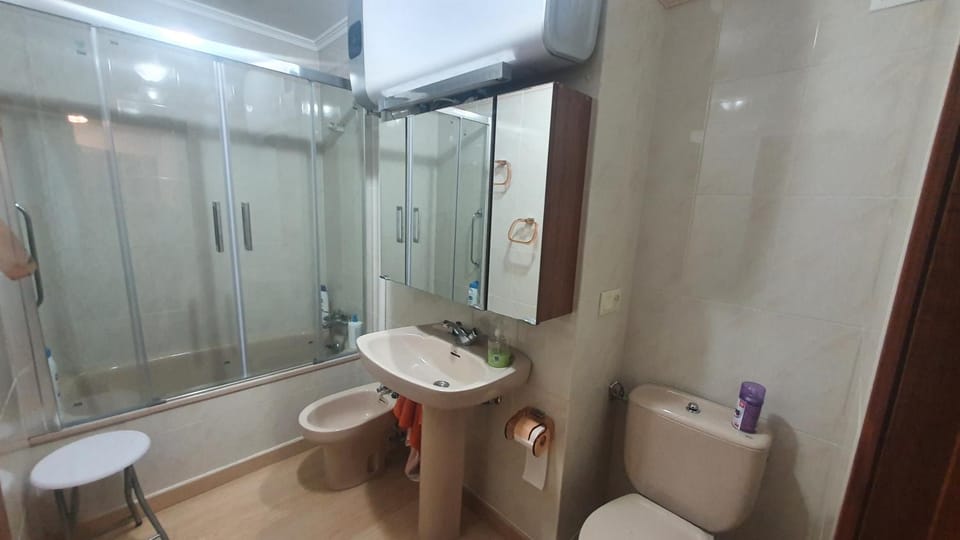 Bathroom, Bath, bidet, towels
