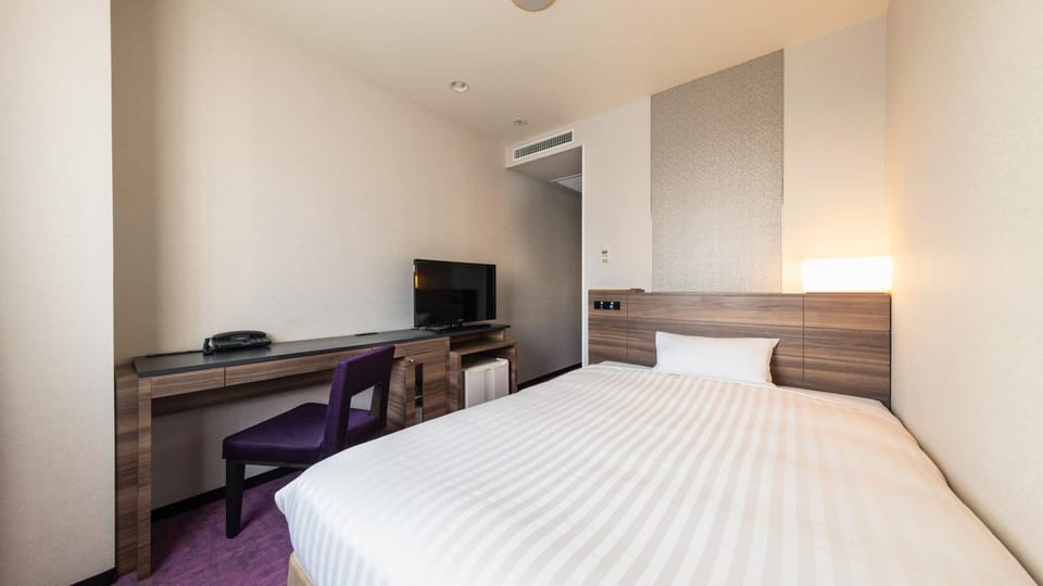 Bed, TV and multimedia, Bedroom