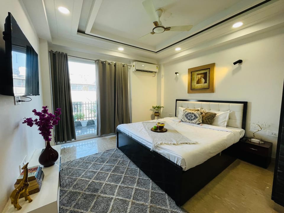 Bed, TV and multimedia, Photo of the whole room, Bedroom, fireplace