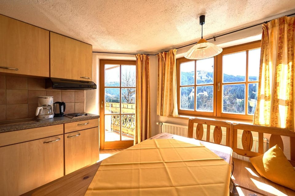 Coffee/tea facilities, Kitchen or kitchenette, Photo of the whole room, Dining area