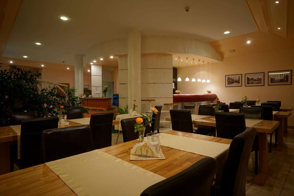 Restaurant/places to eat, Food and drinks, Banquet/Function facilities, Seating area, Food