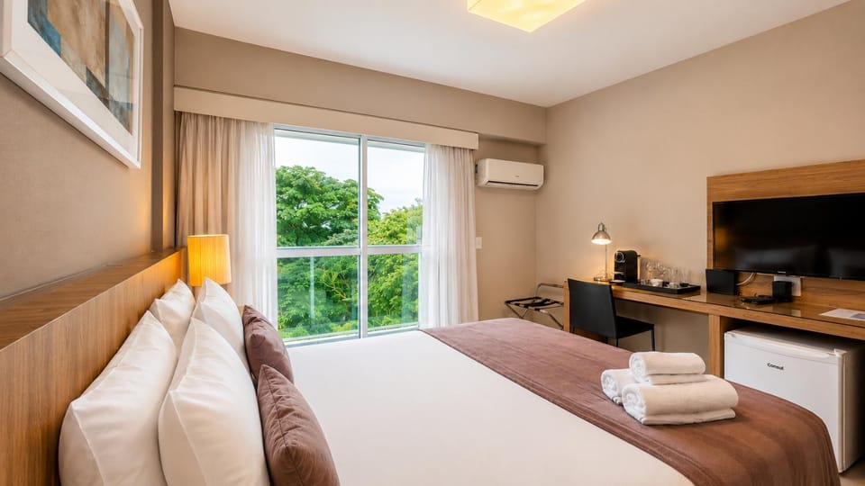 Bed, TV and multimedia, Coffee/tea facilities, Photo of the whole room, Bedroom, towels, air conditioner