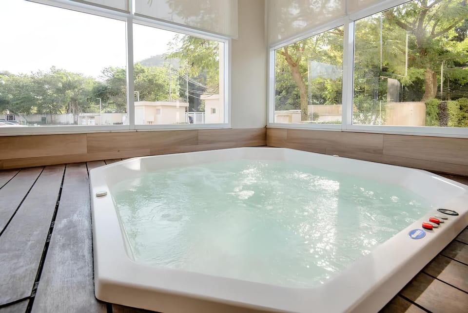 Hot Tub, Seating area