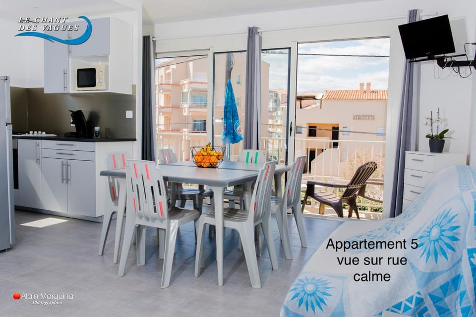 Kitchen or kitchenette, Living room, Dining area, minibar, pet friendly, stove, toaster