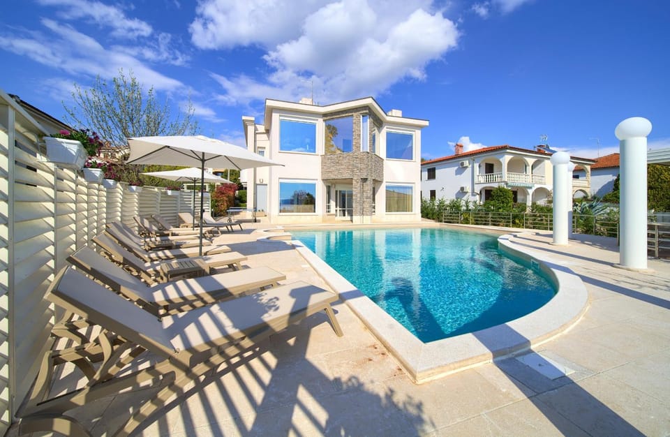 Property building, Swimming pool, sunbed