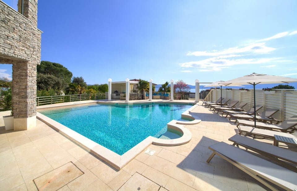Swimming pool, sunbed