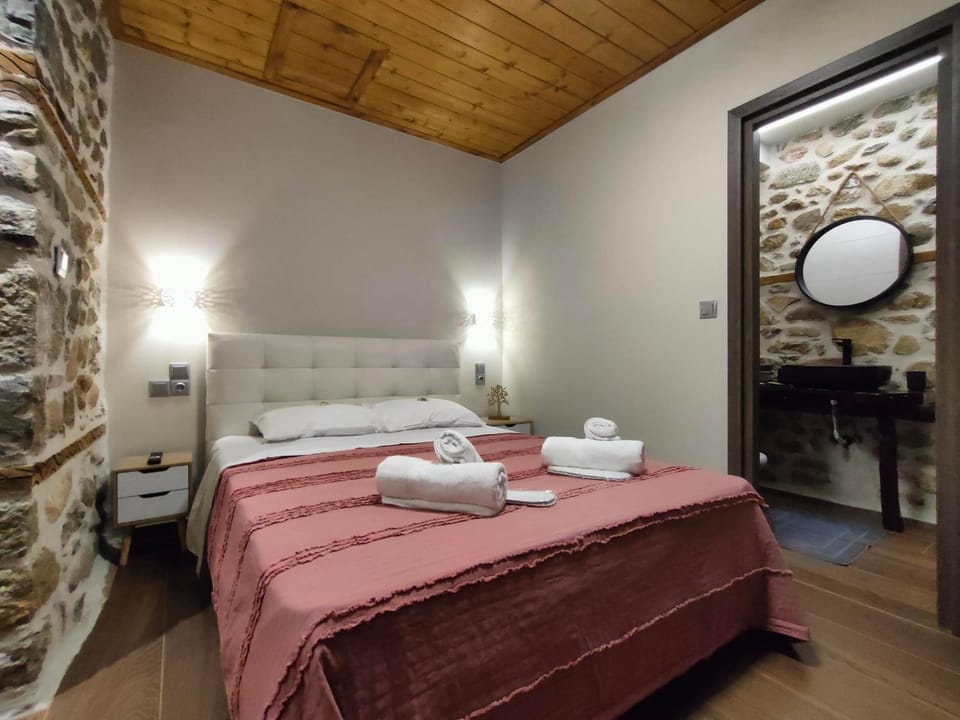 Photo of the whole room, Bedroom, towels
