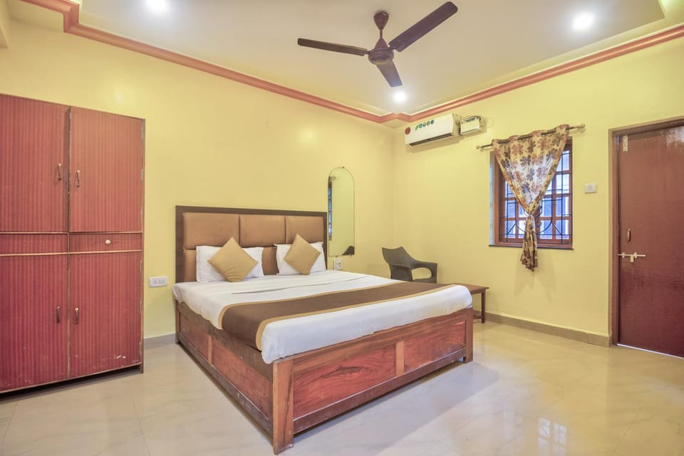 Bed, Photo of the whole room, Bedroom, fireplace, wardrobe, air conditioner