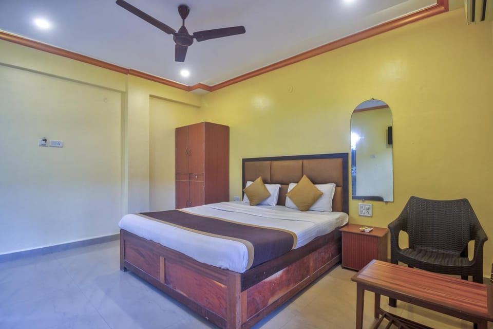 Bed, Photo of the whole room, Bedroom, fireplace, air conditioner