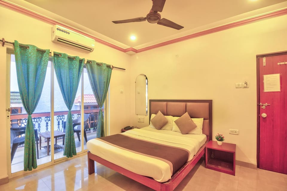 Bed, Photo of the whole room, Bedroom, fireplace, air conditioner