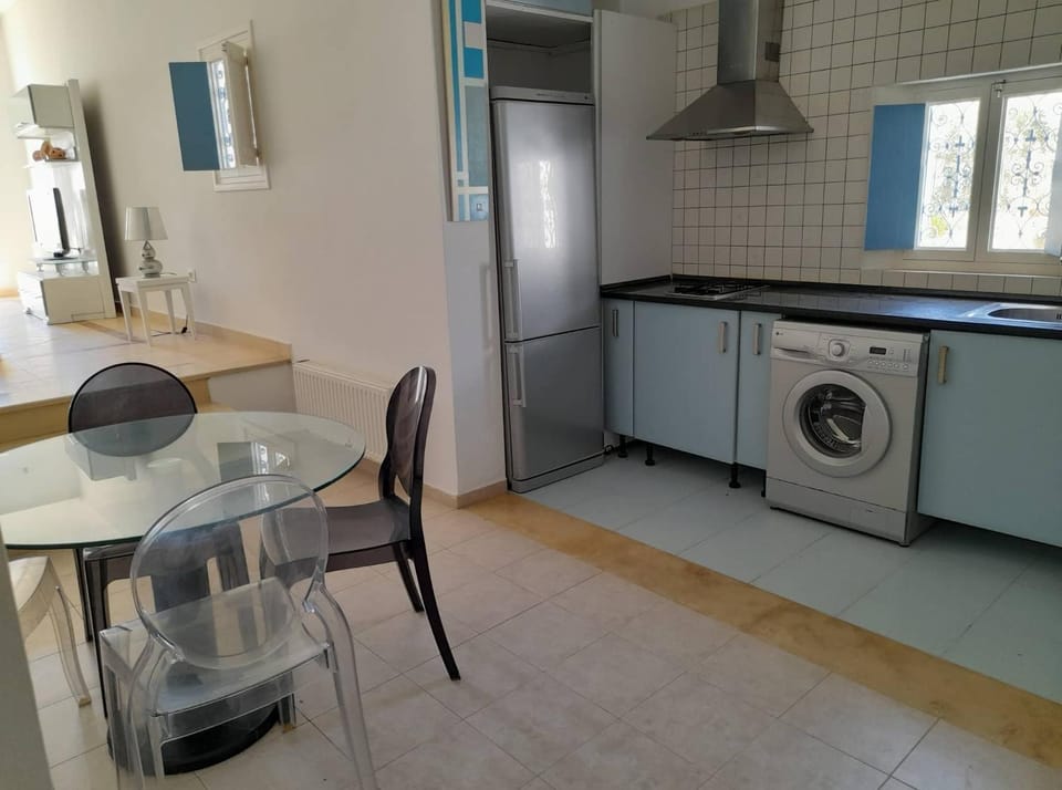 Kitchen or kitchenette, Dining area, washing machine