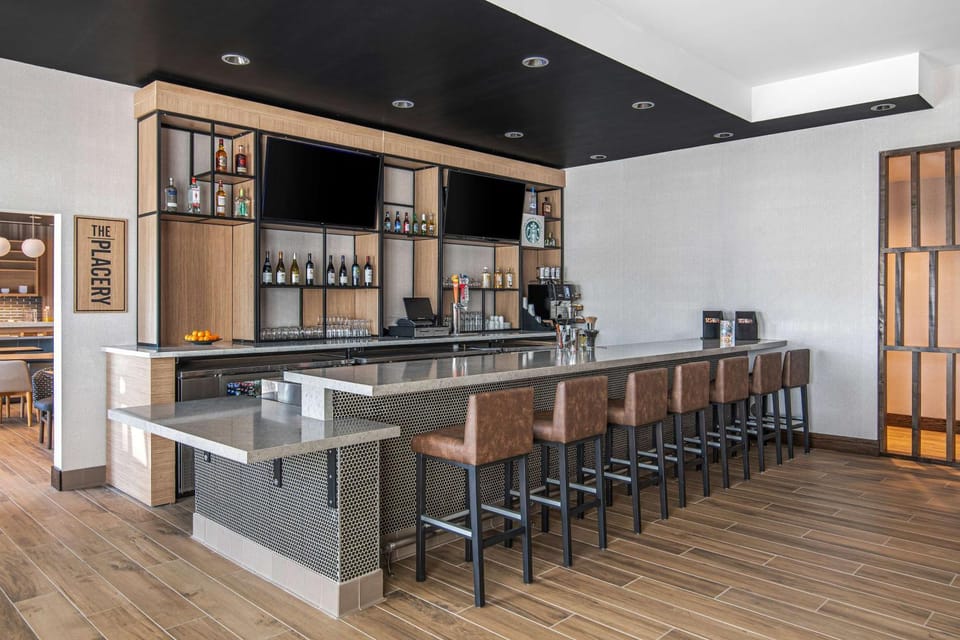 Restaurant/places to eat, Lounge or bar