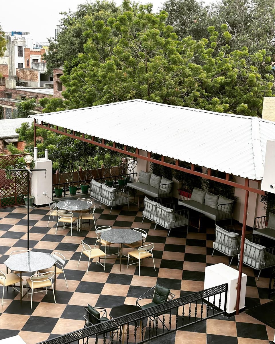 Restaurant/places to eat, Lounge or bar, Breakfast