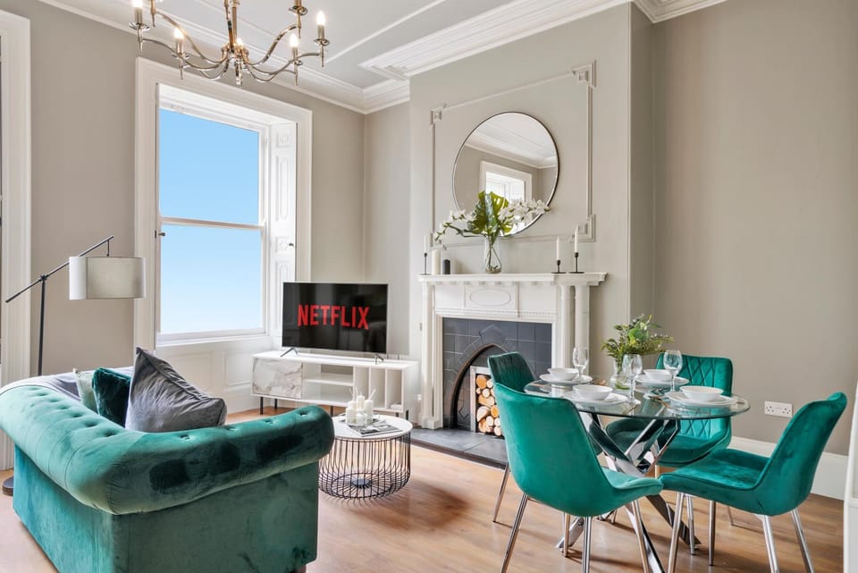 TV and multimedia, Living room, Seating area, Dining area