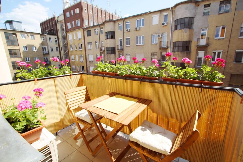 Sunny Studio in Party District- Balcony- AC Apartment in Budapest