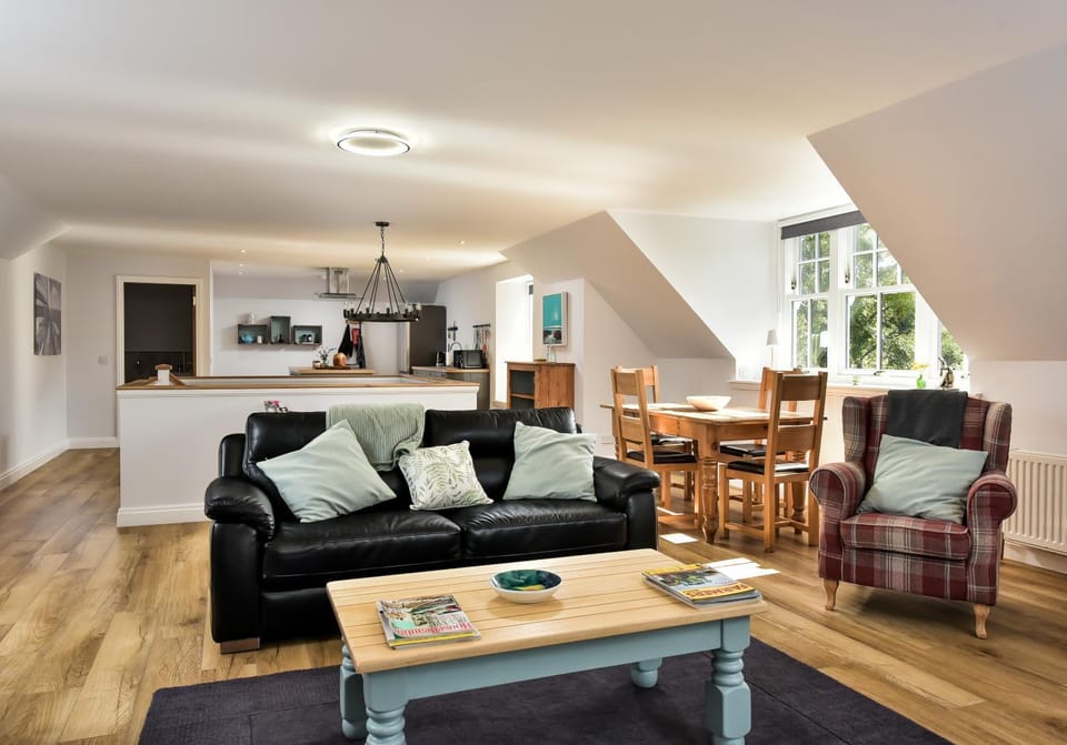 Toilet, Kitchen or kitchenette, Living room, Dining area, Garden view