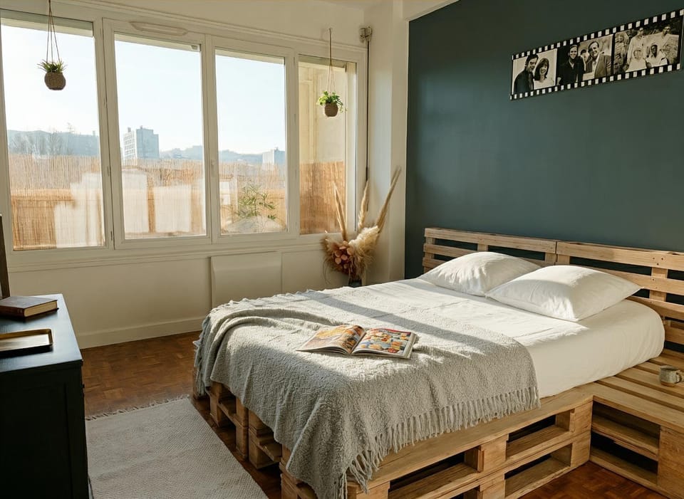 Bed, Photo of the whole room, Bedroom, towels