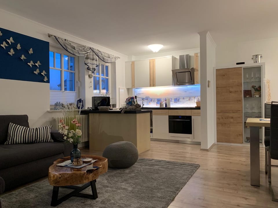 Kitchen or kitchenette, Living room