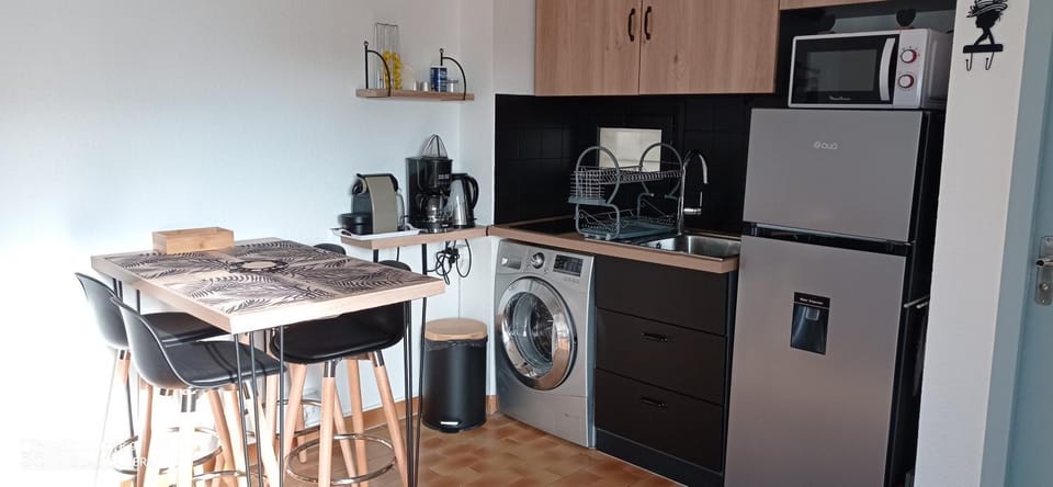 Kitchen or kitchenette, Dining area, minibar, stove, toaster, washing machine