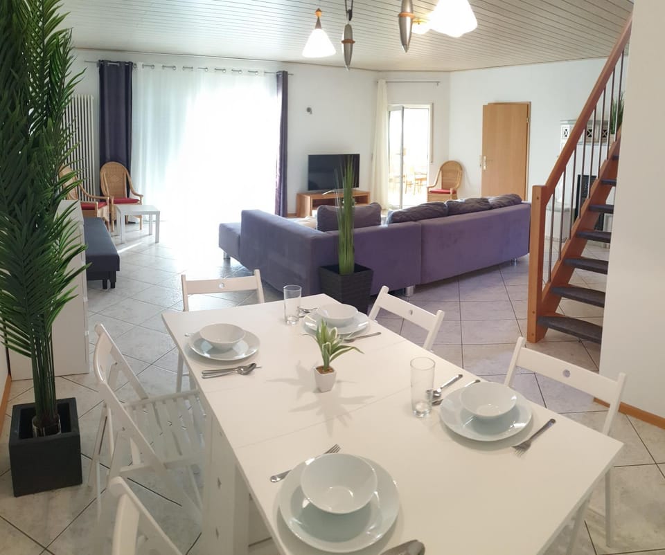 TV and multimedia, Living room, Seating area, Dining area