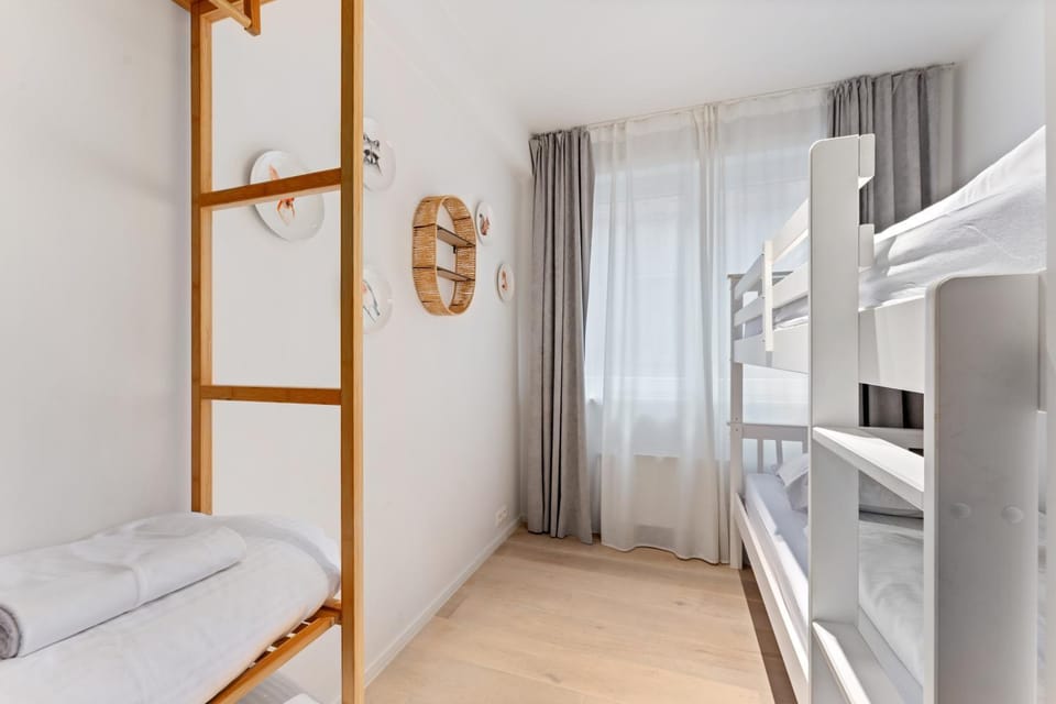Bedroom, bunk bed