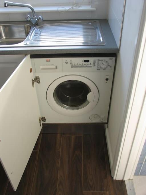 Modern Cosy Private Studio, WIFI, IP-TV, Must See Apartment in Romford