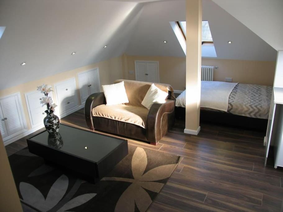 Modern Cosy Private Studio, WIFI, IP-TV, Must See Apartment in Romford