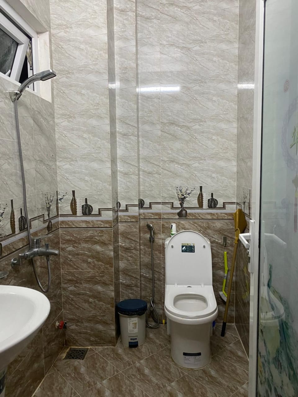 Shower, Toilet