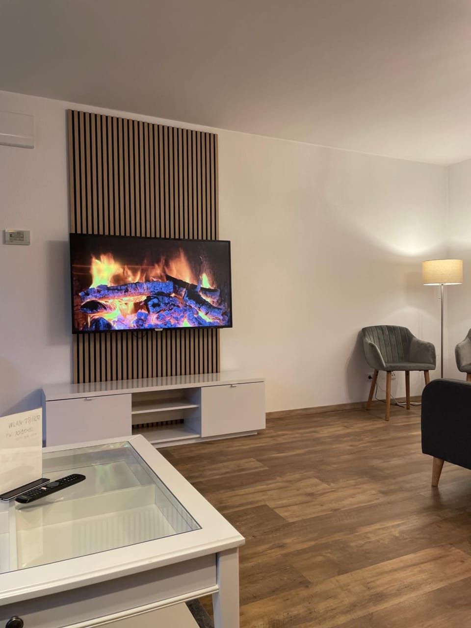 TV and multimedia, Living room, Seating area, Evening entertainment
