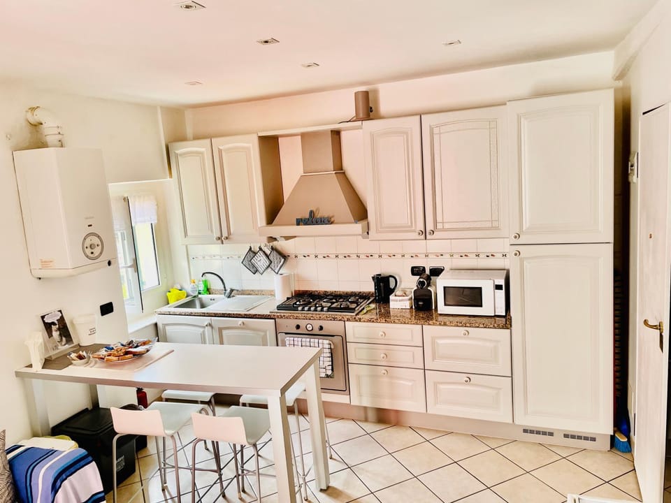 Coffee/tea facilities, dishwasher, minibar, pet friendly, stove
