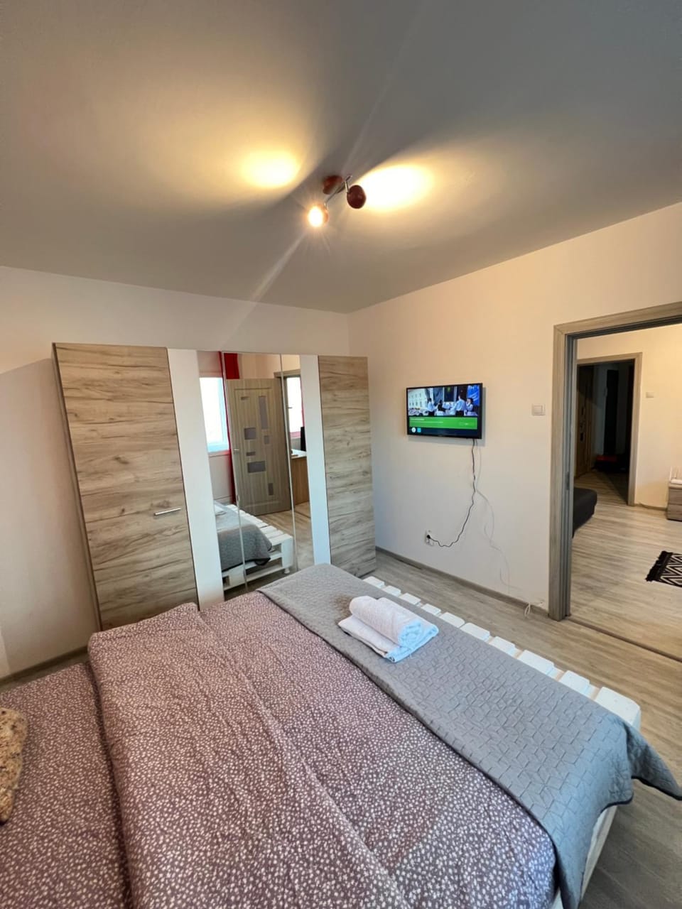 Bed, TV and multimedia, Bedroom