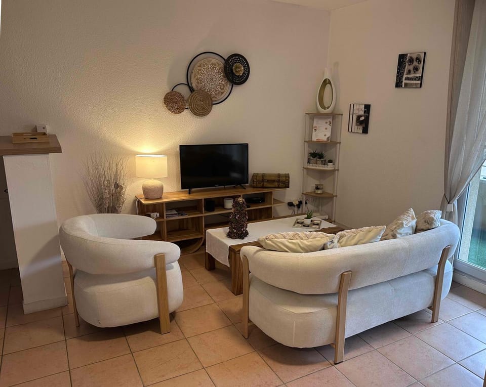 Living room, Seating area, internet