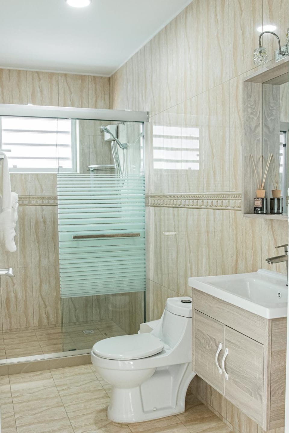 Shower, Toilet, Bathroom, towels