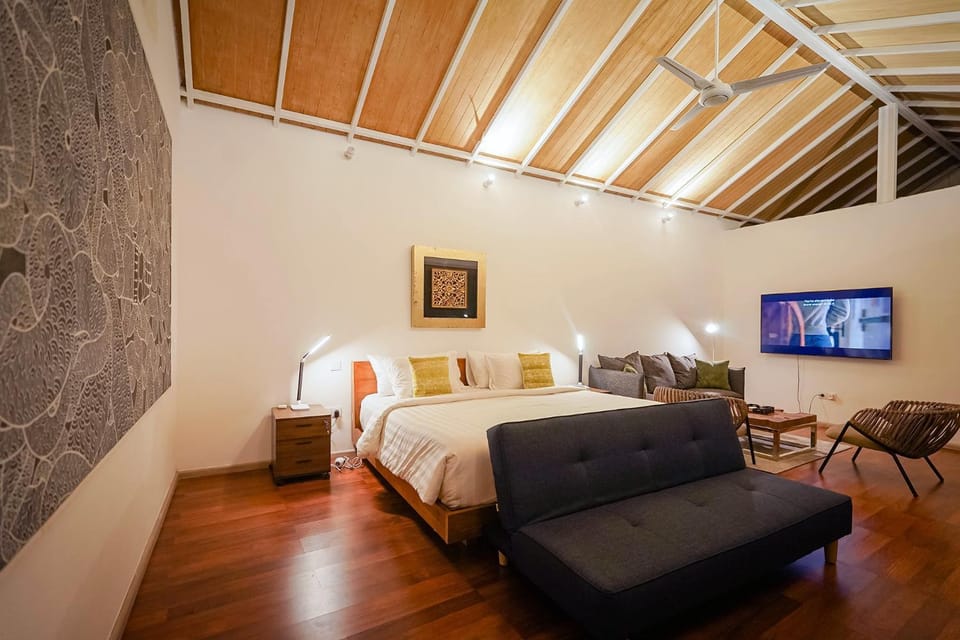 Bed, TV and multimedia, Photo of the whole room, Seating area, Bedroom