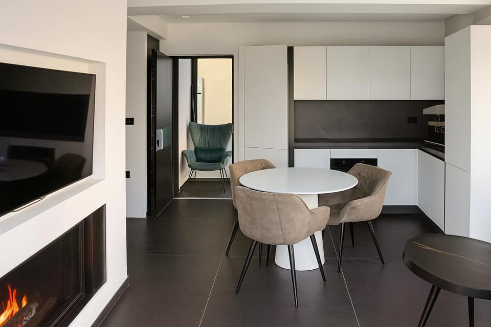 Kitchen or kitchenette, Living room, Seating area, Dining area