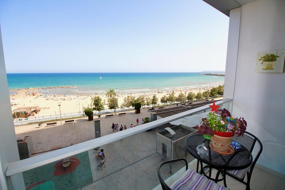 Communal lounge/ TV room, Day, View (from property/room), Balcony/Terrace, Beach, Sea view