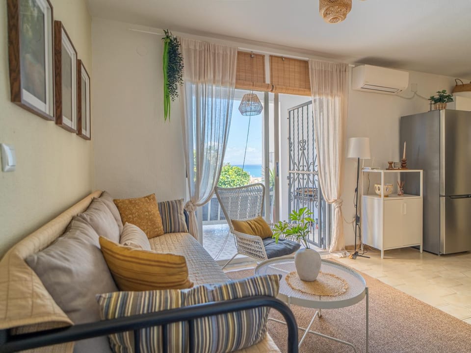 Balcony/Terrace, Living room, Seating area, air conditioner