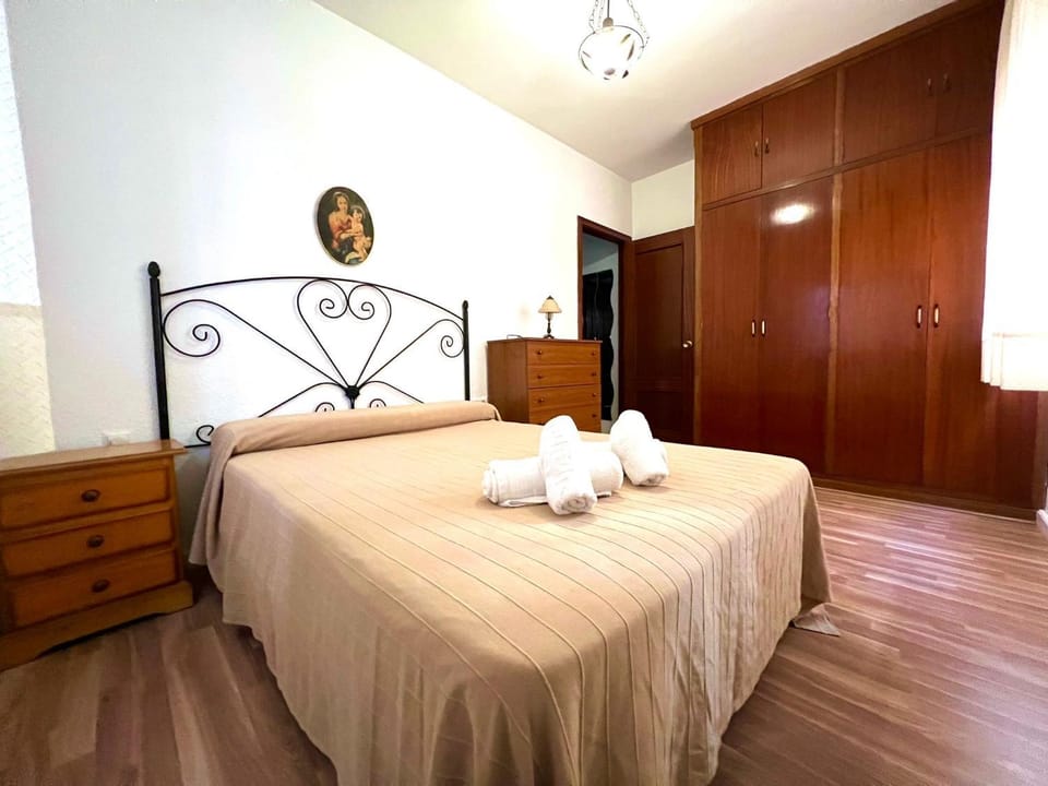 Bed, Bedroom, towels