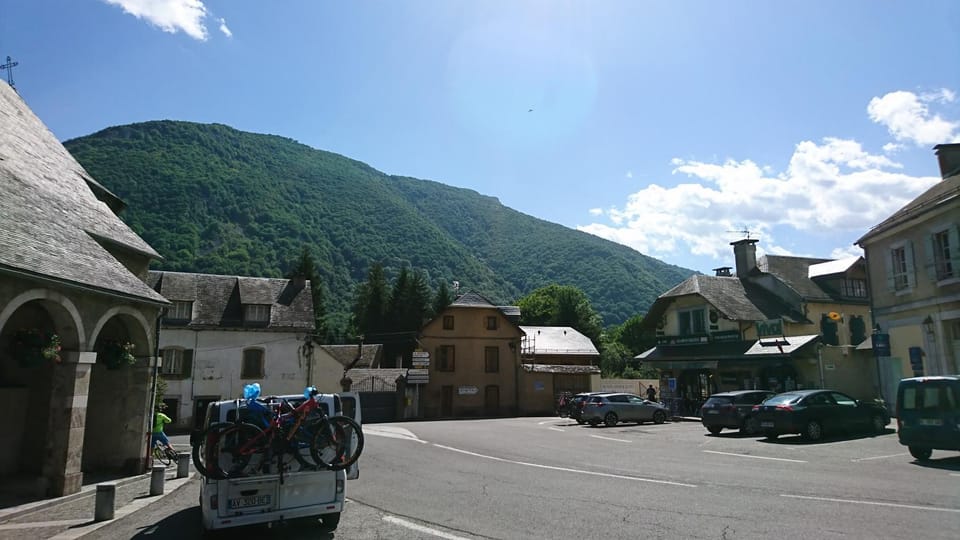 Nearby landmark, Location