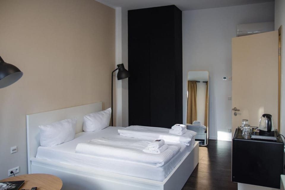 Bed, Bedroom, towels