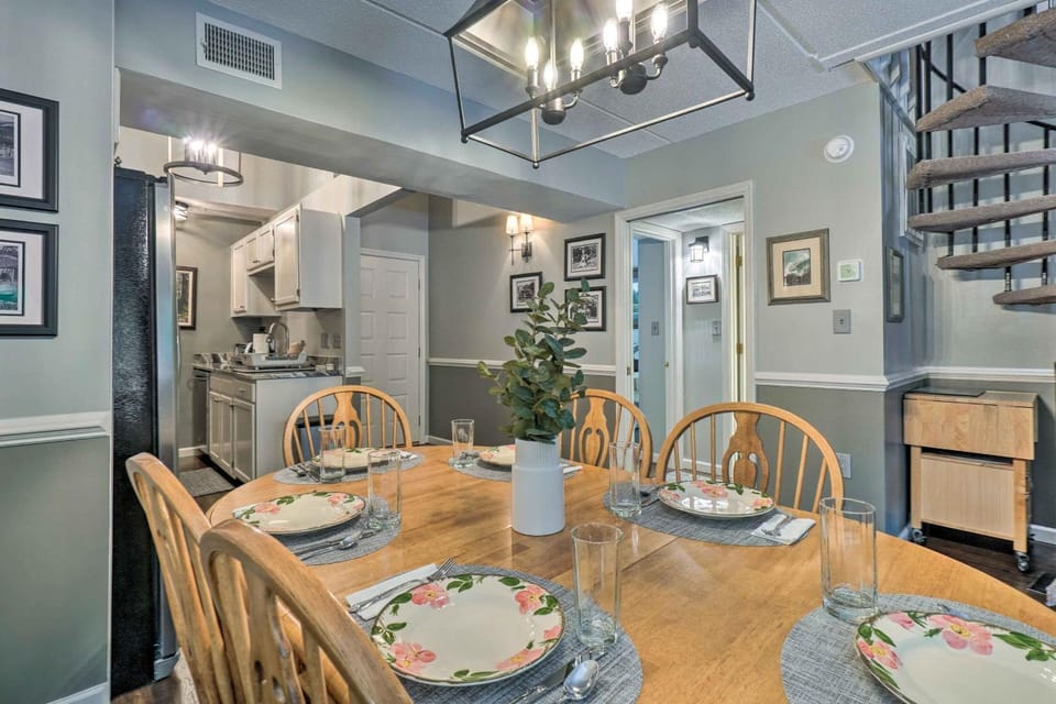Cozy Gatlinburg Condo ~ 2 Mi to National Park! House in Gatlinburg